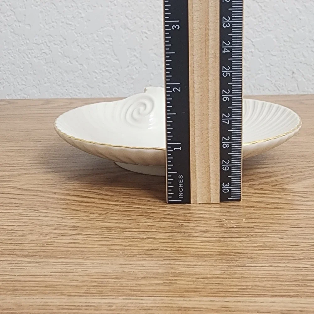 Lenox scalloped clam